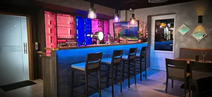 Die beleuchtete Bar des Restaurant Marmaris
