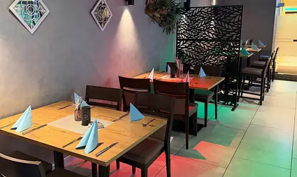 Eingedeckte Tische mit türkisfarbenen Servietten
